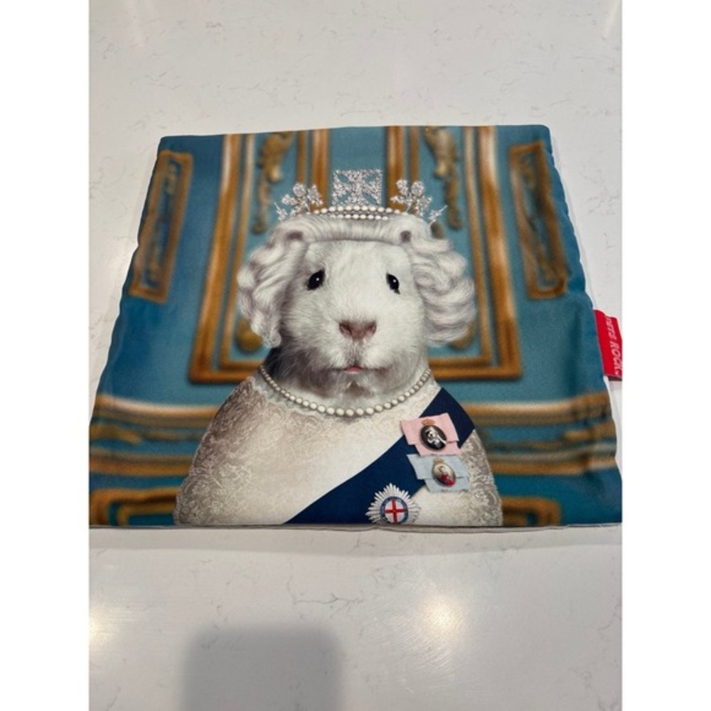 Pillow Cover Cute Animal Dressed As A Queen‎